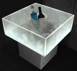 Eismöbel aus Kunsteis, Eishocker, Eiswuerfel, Sitzwürfel